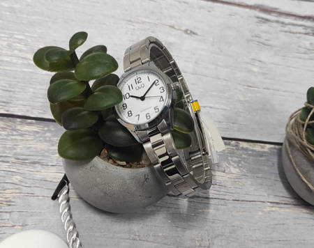Klasyczny zegarek damski Q&Q C229-800